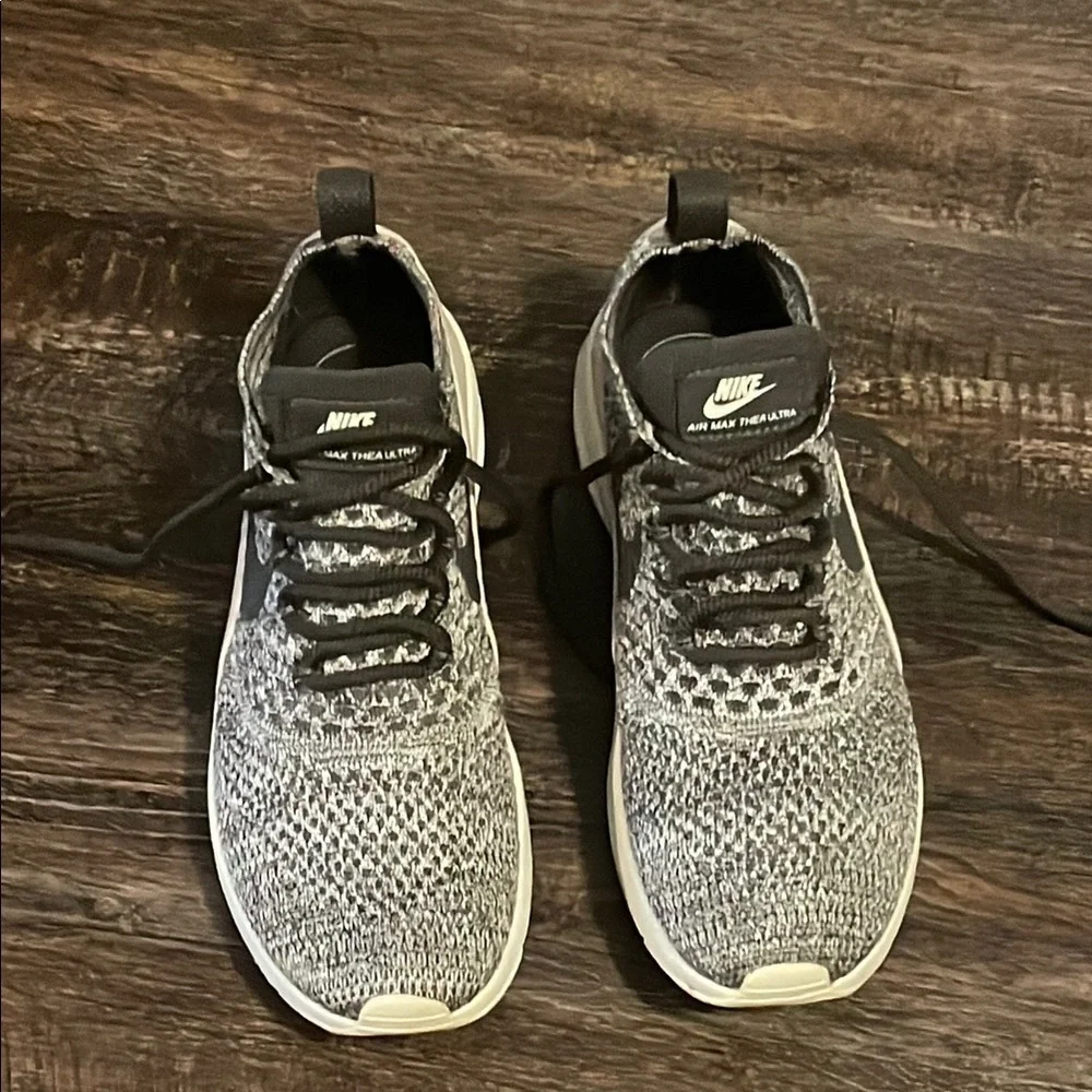 Nike Black and Gray Comfort Sneakers